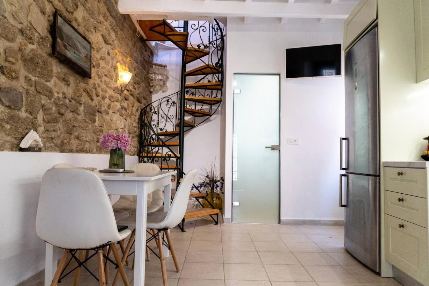 Nina's Traditional House By Estia